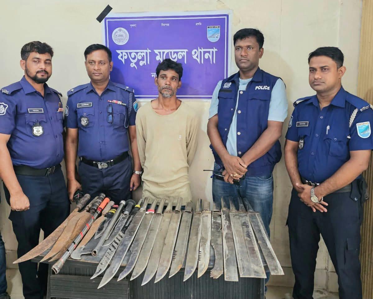 ফতুল্লায় সাঁড়াশি অভিযানে বিপুল দেশীয় অস্ত্র উদ্ধার, গ্রেফতার ১