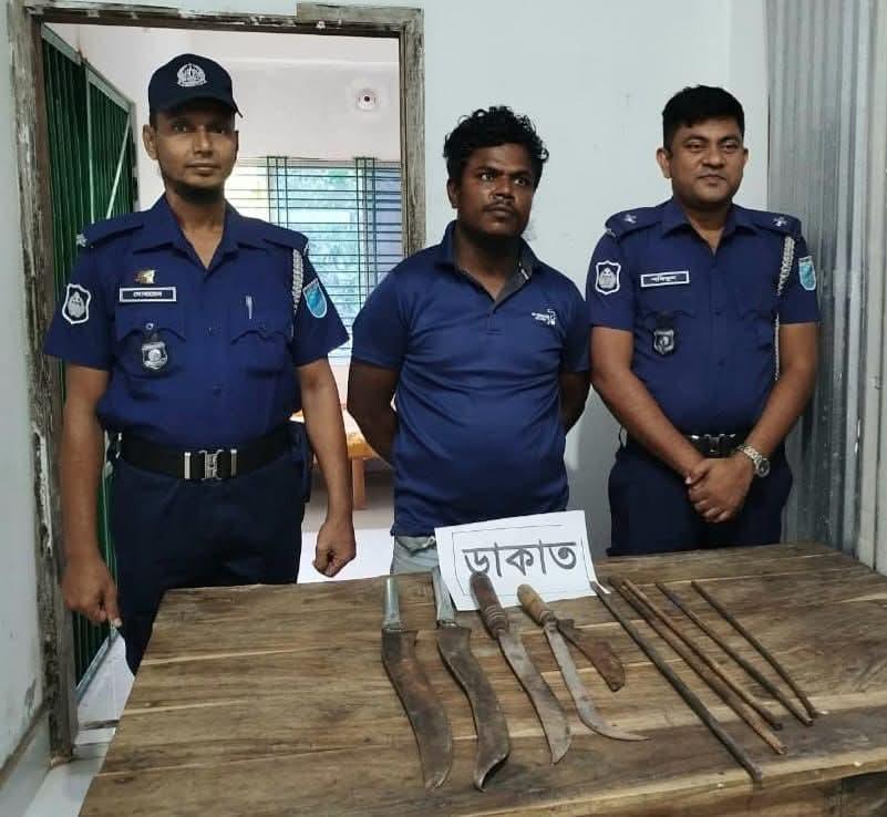 সোনারগাঁওয়ে দেশীয় অস্ত্রসহ ডাকাত গ্রেফতার
