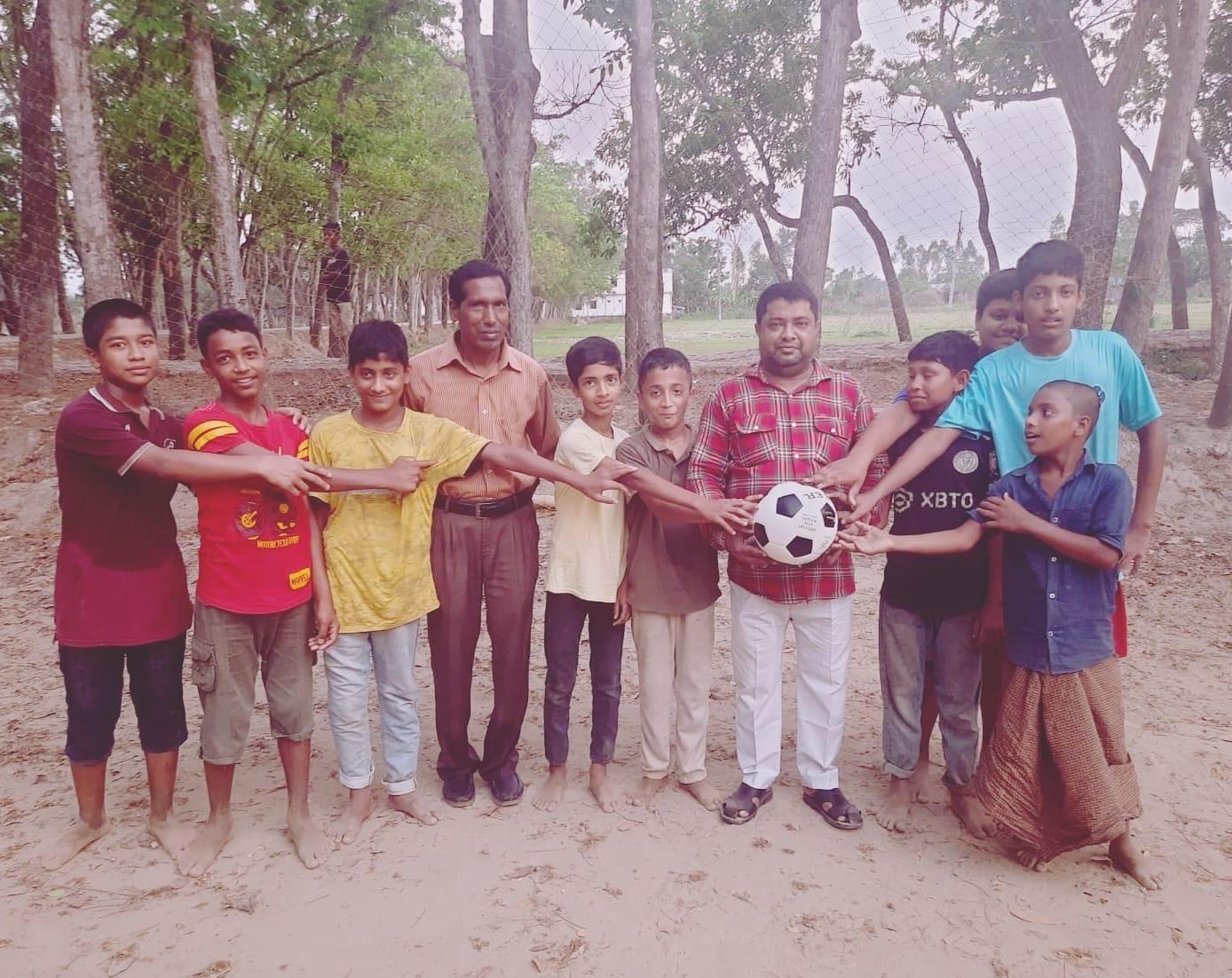 পটিয়ার নাইখাইনে শিশুদের  মাঝে ফুটবল উপহার দিলেন  সমাজ সেবক দিদারুল আলম